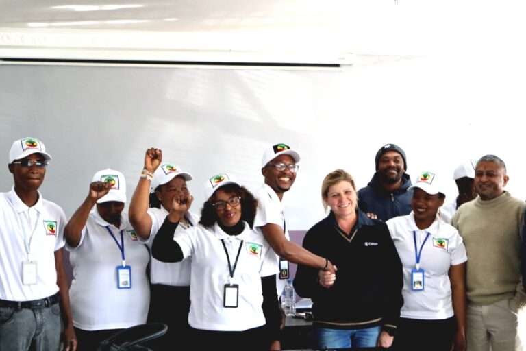 Shaking hands A-Regime Change Movement commander in Chief Tseko Rapuleng and Melanie Van Jaarsveld from Eskom