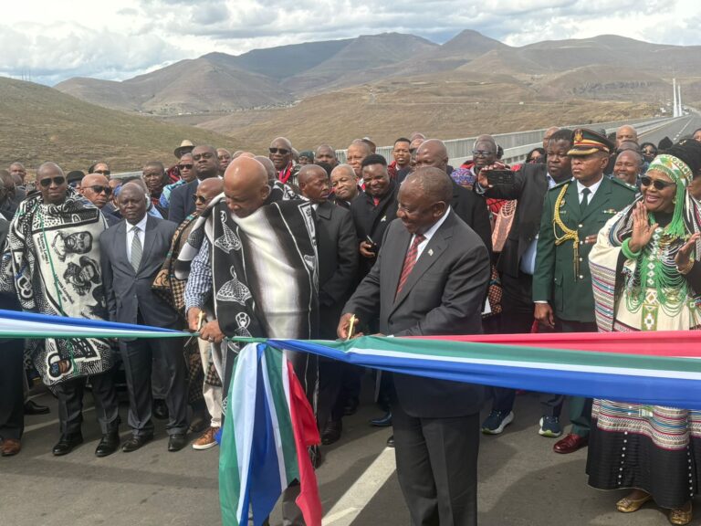 His Majesty King Letsie III and President Cyril Ramaphosa cutting the ribbon at the launch of Senqu bridge