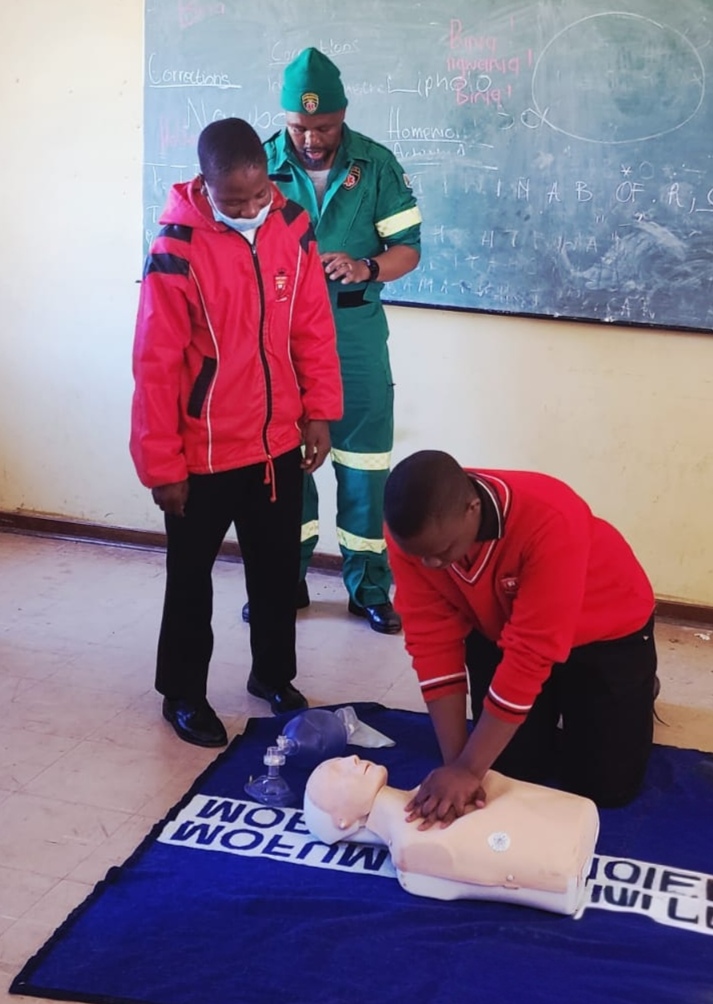 Mafube learners doing CPR after EMs paramedics demonstration.