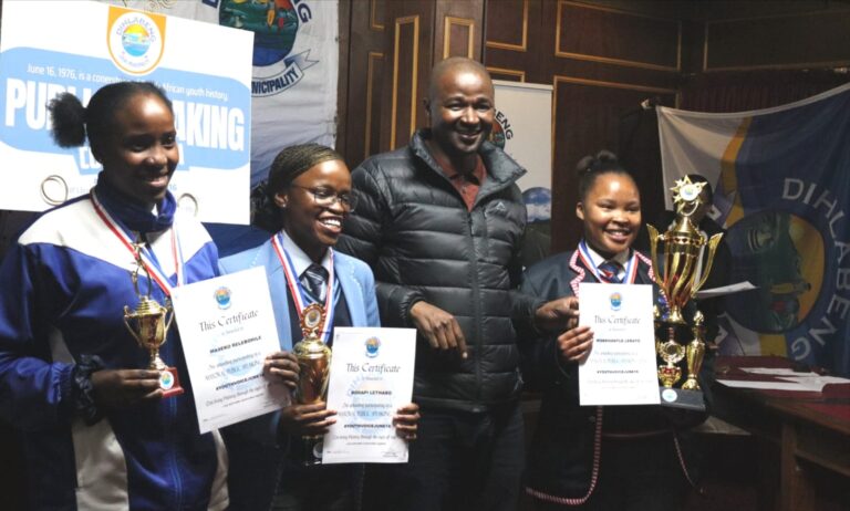 From left to right: top three winners Relebohile Maseko (3), Lethabo Mohapi (2), Dihlabeng Executive mayor Tseki Tseki and Lerato Mokhantle (1)