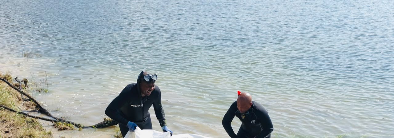 The Free State Police Search, Rescue and Diving Unit retrieving bodies from Ladybrand dam.